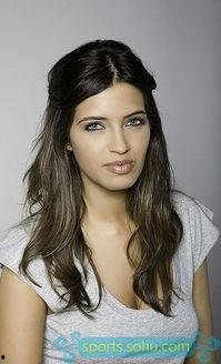 西班牙女主播,魅力四溢的电视新宠